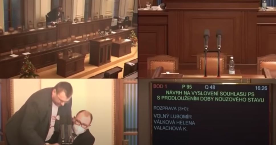 Çeki/ ‘Plasin’ grushtet në parlament pasi deputetit i mbyllin mikrofonin (VIDEO) parlament 1
