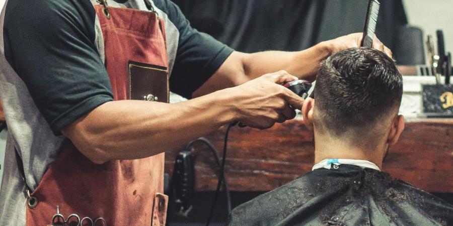 E pazakontë/ Tek berberi nuk shkohet vetëm për t’u qethur: Policia e Tiranës vihet në lëvizje pasi… person cutting hair of man 2076932