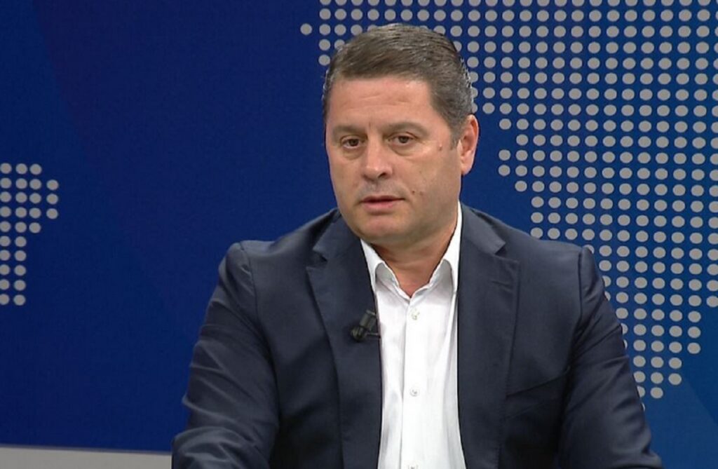 “Nuk e rruaj për ju, jeni legena!”/ I pengoi të shoqëronin pronarin e një hoteli, tre policë kallëzojnë penalisht Pjerin Ndreun pjerin ndreuuu