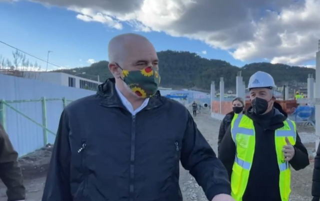 “Kush i bën këto ndërtime kur s’ka punë?”, Rama nuk i kursen batutat gjatë inspektimit në Vaqarr: Ndrangheta me … rama 1