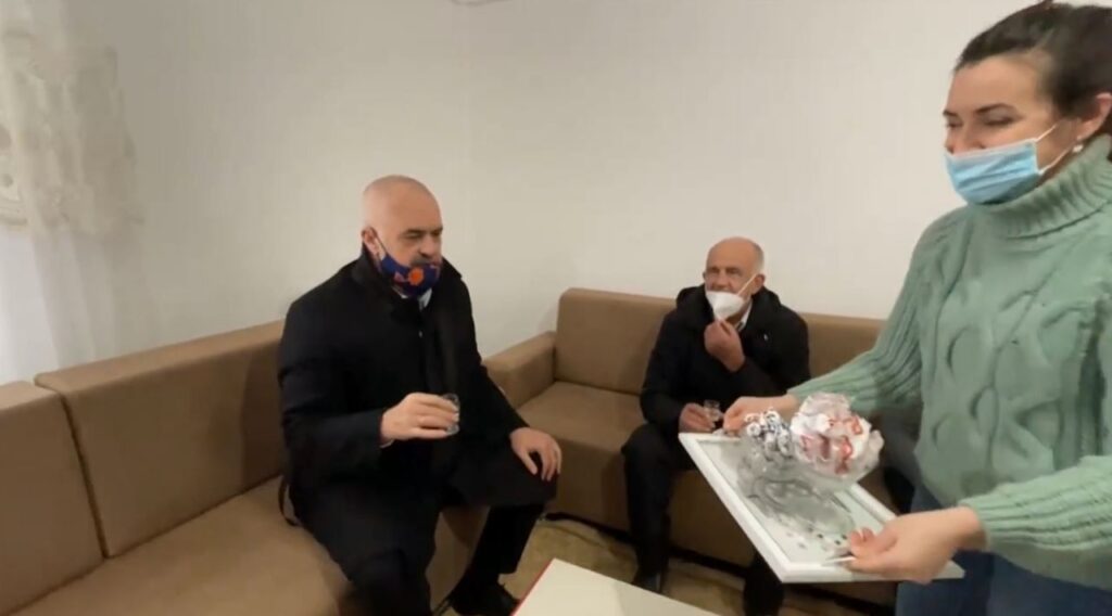 “Në maj del banori i fundit nga çadra”, Rama batuta me Ahmetajn: Jepja këtij se është i hidhur rama me tabaka