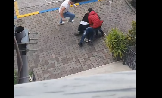 Rrahën biznesmenin Sino Llanaj dhe e bënë për spital, arrestohet 27-vjeçari që mblodhi ‘ekipin e çunave’ sherri ne bllok