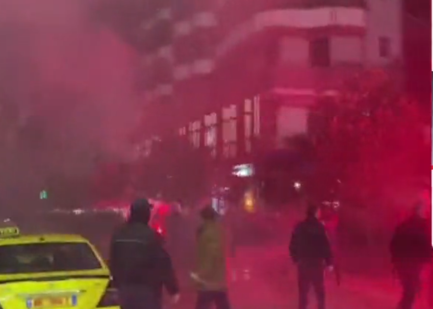 Elbasani në flakë pak orë para ndeshjes Partizani-Tirana, digjet një makinë dhe thyhen xhamat e një lokali. Përplasje e fortë mes tifozëve tirana partizani flake