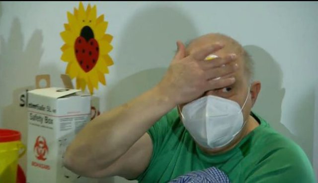 Mjeku i njohur shqiptar vaksinohet live dhe habit gjestin e veçantë në fund të injektimit, çfarë ngjiti në ballë? 1 tritan kalo