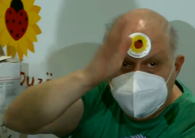 Mjeku i njohur shqiptar vaksinohet live dhe habit gjestin e veçantë në fund të injektimit, çfarë ngjiti në ballë? 2 tritan kalo
