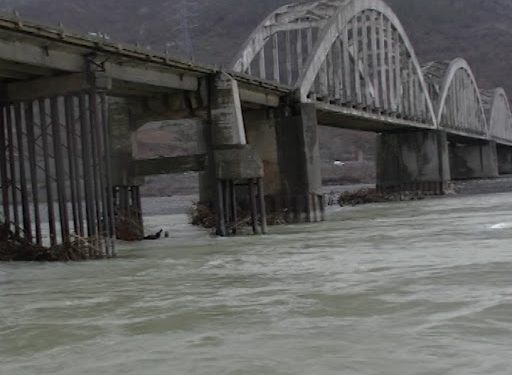 Reshjet dëmtojnë Urën e Zogut, bien në lumë disa pjesë të saj ura matit