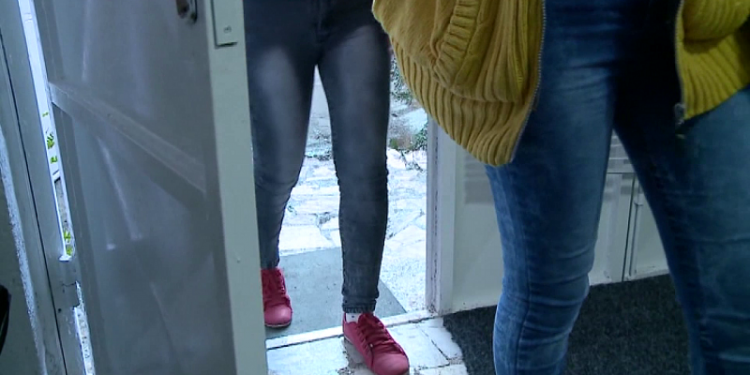 “Më kërcënoi se do më vriste”/ E mitura u abuzua dhe ngacmua seksualisht nga një vajze, policia në kërkim të 24-vjeçares vajza