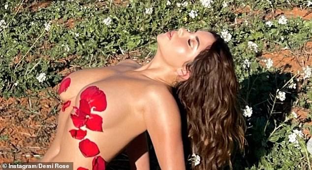 FOTOT: Zhvishet modelja e njohur, mbulon pjesët intime me petale trëndafilash 39286570 9260011 Wow Demi Rose left little to the imagination as she posed comple m 52 1613337692256