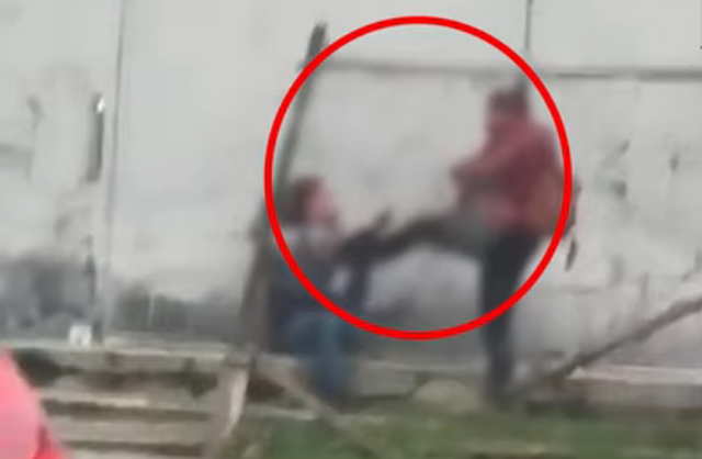 Dhunë në mes të Tiranës, gruaja shkelma e grushte bashkëshortit të saj (VIDEO) 640 0 6026d34b8faa5