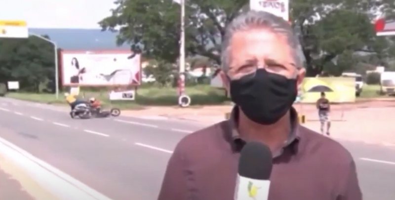 Gazetari po raportonte ‘live’, ajo që ndodh pas krahëve të tij është e frikshme 800 0 603b57f554524