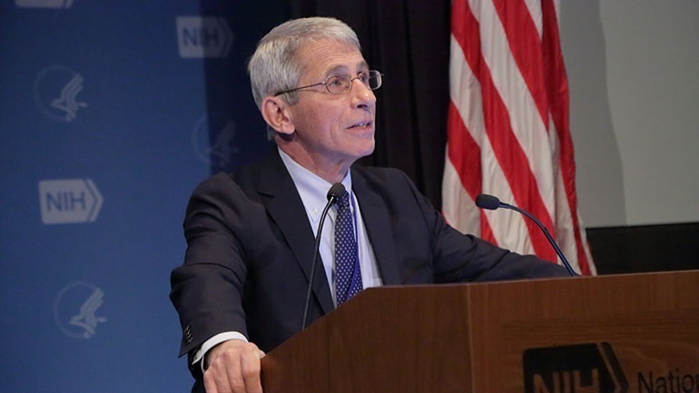 Anthony Fauci: Amerikanët do ta mbajnë maskën kundër koronavirusit deri në 2022 Anthony Fauci