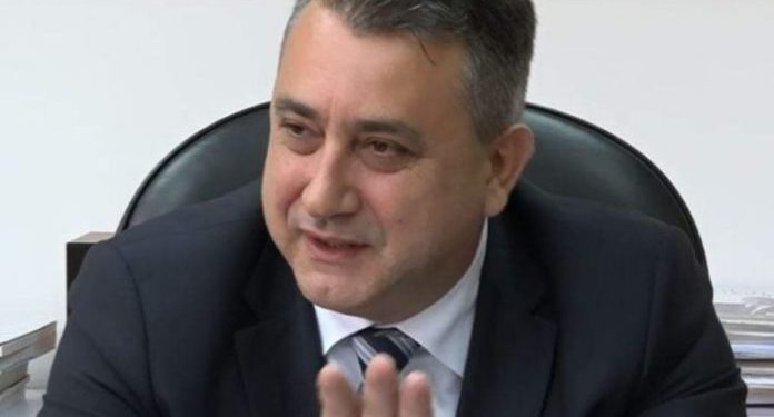 Tabelat në Maqedoni edhe në gjuhën shqipe, Ejup Rustemi nënshkruan vendimin Ejup Rustemi