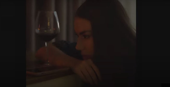 Elvana Gjata vjen zemërthyer për ditëlindje, e vetmuar dhe me një gotë verë pranë zjarrit: T’kam prit sa shpirti m’u mpi… kurrë s’më ke dasht Elvana Gjata
