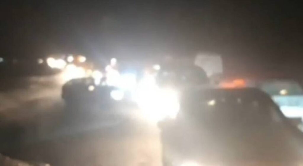 Situata e krijuar nga moti/ Bardhi: Mijëra qytetarë të bllokuar! Rama na premtoi 500 borëpastruese, por… Kaosi 1