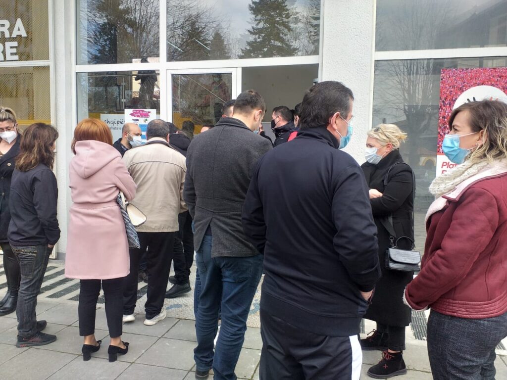 Nis procesi i vaksinimit në qytetin e Korçës, bluzat e bardha në radhë për dozën e parë Korce 2