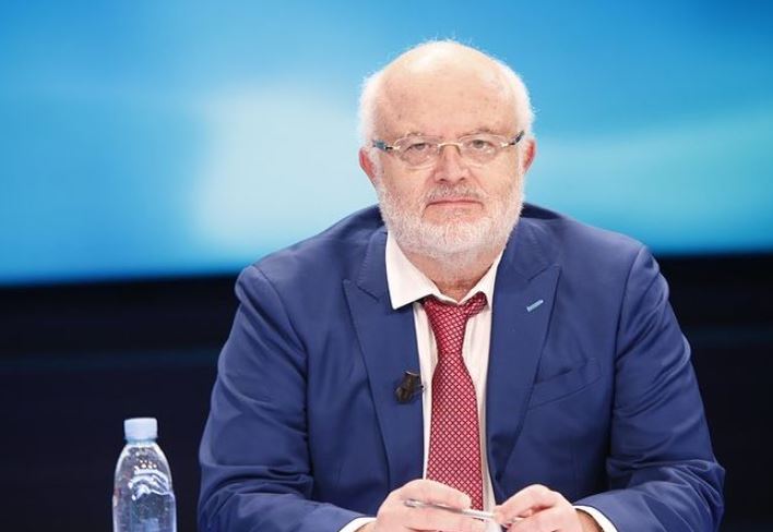Sanitaret dhe infermieret bënin “namin”, flet shefi i “Shefqet Ndroqit”: Tirja ka punuar për shumë vite… Perlat Kapisyzi