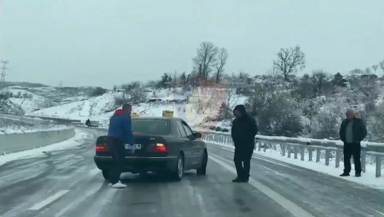 Moti i keq/ Policia gjobit 87 drejtues se nuk vendosën zinxhirët, 49 të tjerë nuk kishin… Screenshot 10 11 770x435 1