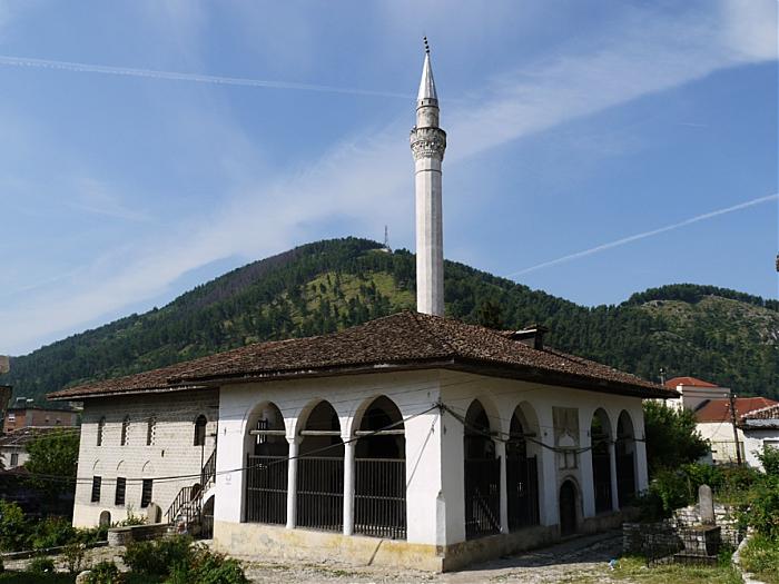Grabiten gjatë natës paratë e dhuruara nga besimtarët në xhaminë Mbret në Elbasan Xhamia ne Elbasan
