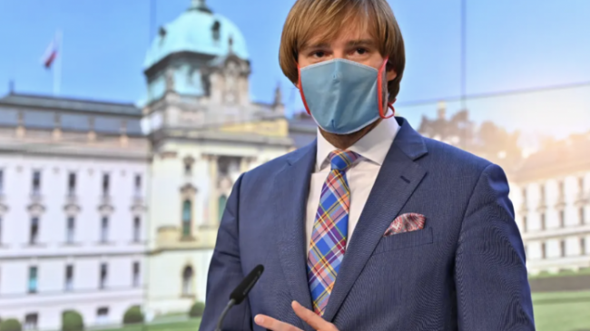 COVID-19, Republika Çeke ashpërson rregullat e përdorimit të maskave adam vojtech face mask czech republic 4247983376 1597683918978 696x391 1 e1613776637207