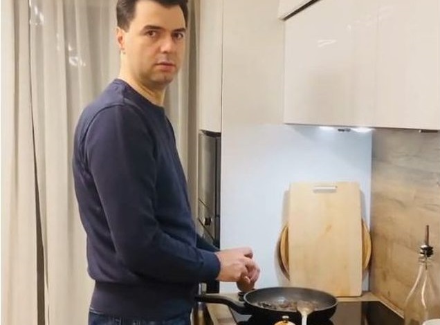 Videoja virale e kryedemokratit duke gatuar, moderatorja zbulon ushqimin e preferuar në familjen e Bashës basha gatim