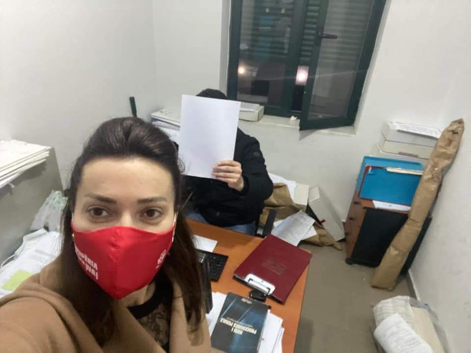 Elona Guri e LSI-së përfundon në polici pas protestës së sotme, efektivi fsheh fytyrën elona guri