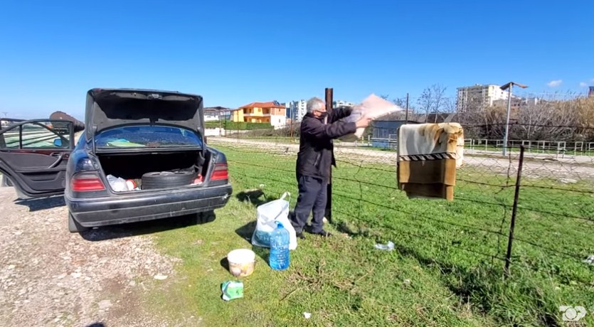 Ditën taksi, natën shtëpi/ 62-vjeçari që jeton prej 8 vitesh në makinën e tij në Fier, prej 13 vitesh nuk flet me fëmijët enver dodaj