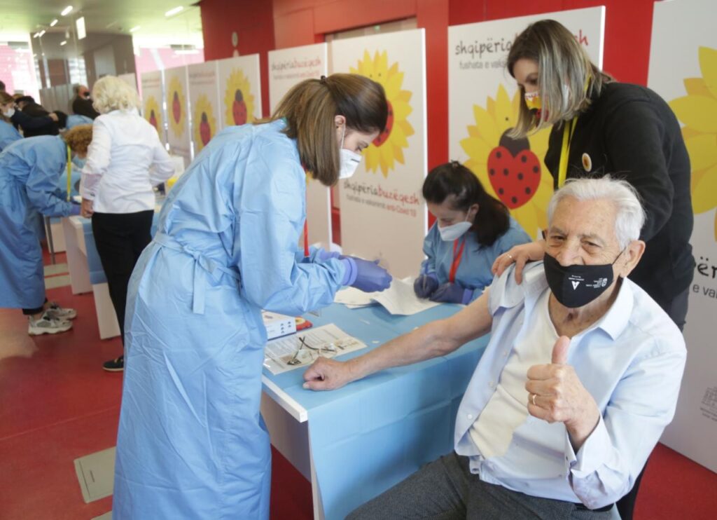 Regjisori Piro Milkani flet pas vaksinimit: Është gjë shumë e mirë, të gjithë le ta bëjnë foto39