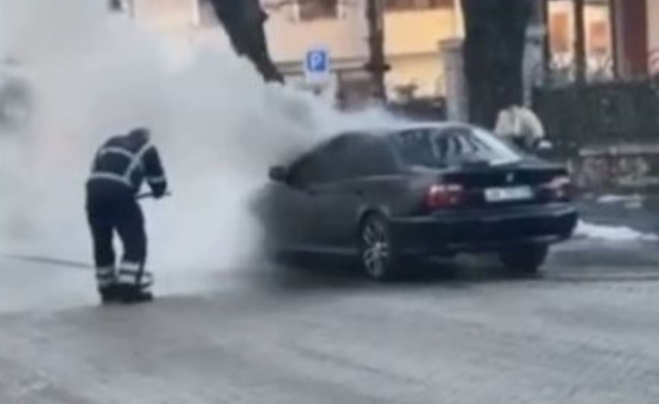 Përfshihet nga flakët makina në mes të Korçës gdffh