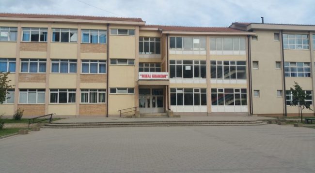 Panik në shkollën në Kosovë, një agresor i hyn drejtorit me pistoletë në zyrë, kishte… gsgssss