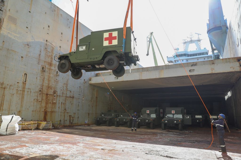 FOTOT: Ushtria amerikane i dhuron Forcave të Armatosura të Shqipërisë dhjetëra automjete “Humvee” 11 humer amerikan ushtria shqiptare 13