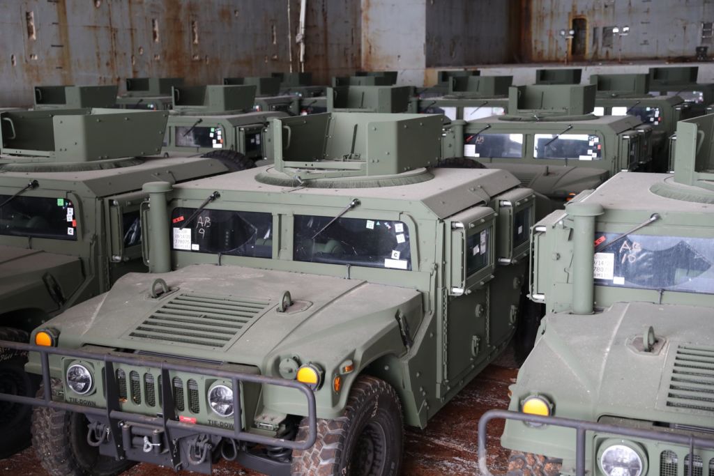 FOTOT: Ushtria amerikane i dhuron Forcave të Armatosura të Shqipërisë dhjetëra automjete “Humvee” 1 humer amerikan ushtria shqiptare 3