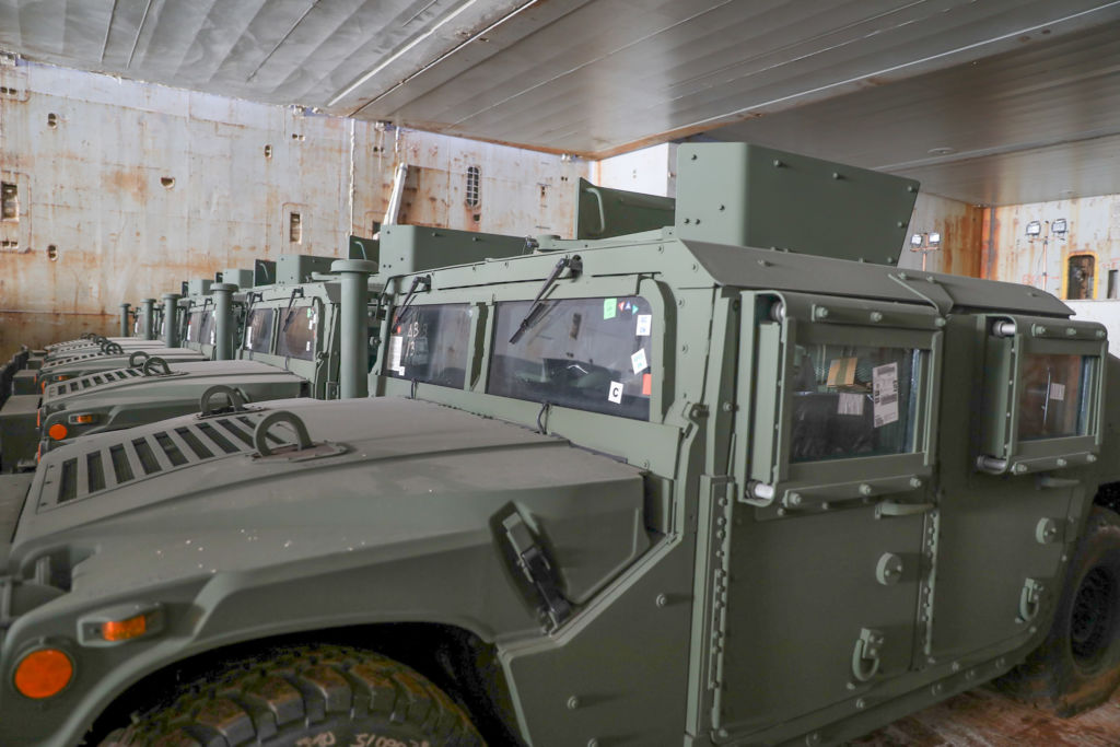 FOTOT: Ushtria amerikane i dhuron Forcave të Armatosura të Shqipërisë dhjetëra automjete “Humvee” 3 humer amerikan ushtria shqiptare 5