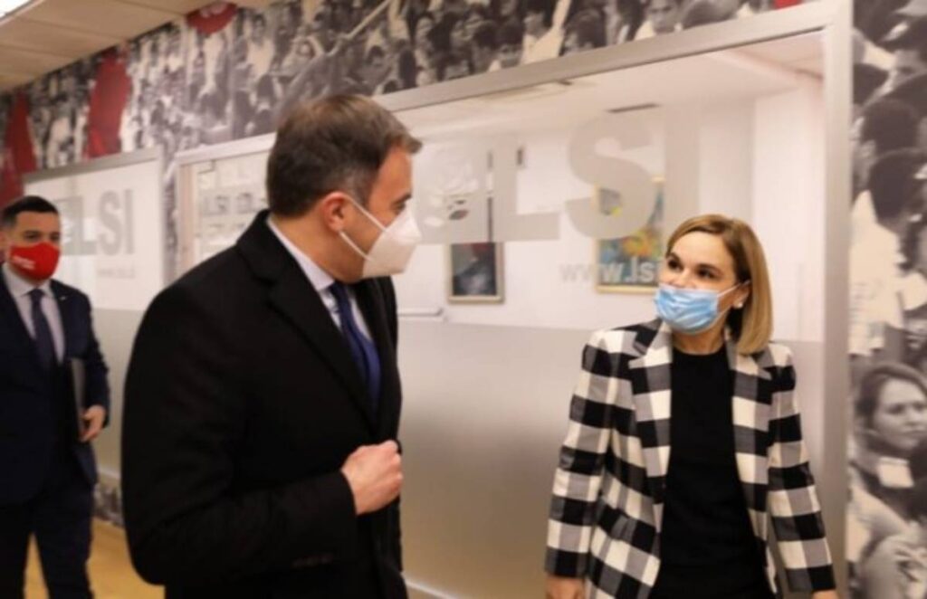 Kryemadhi takon këshilltarin e Mitsotakis dhe i bën kërkesën e prerë mitsotakis 1