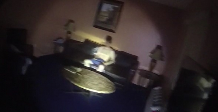 VIDEO/ Momenti kur policia mësyn në dhomën e pedofilit, kishte brenda një vajzë të mitur pedofil