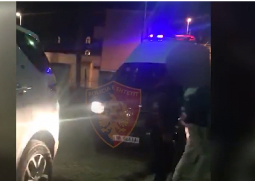 Lëndë narkotike dhe armë të ftohta në makinë, prangosen dy të rinj në Korçë policia kontrolle