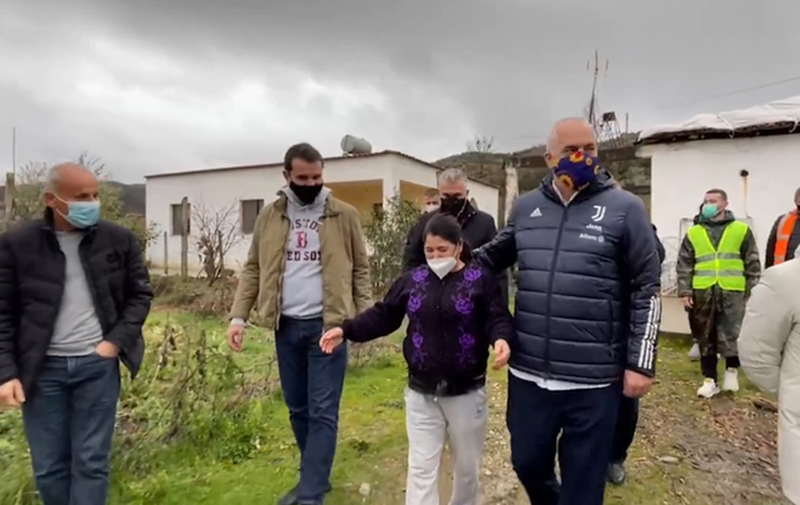 BATUTAT/ Qytetarja i zgjat dorën Ramës: Le ta marr COVID-in prej teje, ti je qytetar o non rama ndroq gruaja covid