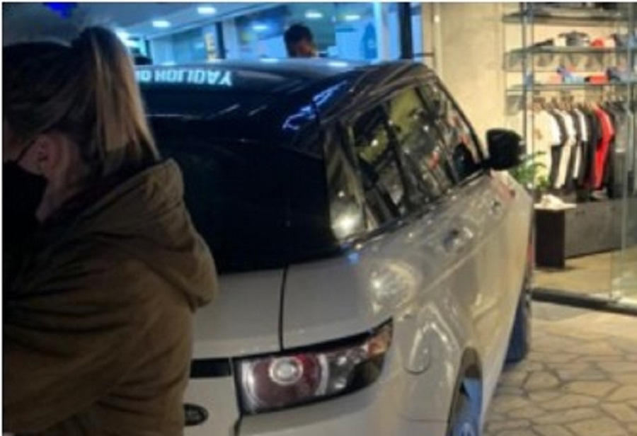 ‘Range-Roveri’ luksoz përplas vajzën në mes të rrugës dhe për pak hyn në dyqan range rover