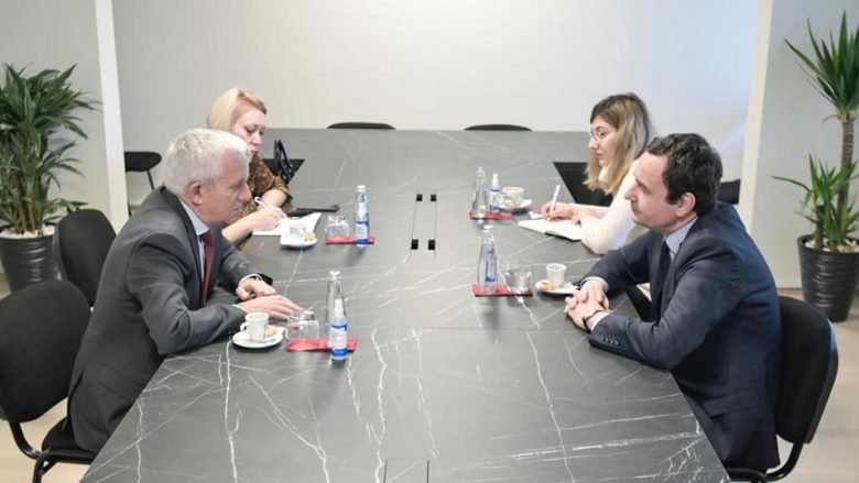 Ambasadori Minxhozi takon Kurtin: Të gatshëm të thellojmë marrëdhëniet mes dy shteteve, në të gjitha fushat e bashkëpunimit takimi
