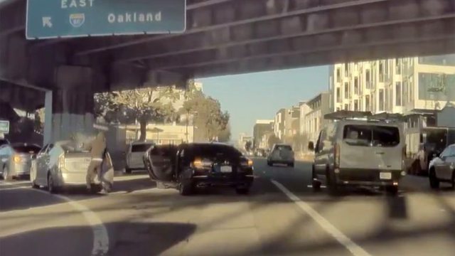 Video/ Grabitje si nëpër filma, hajdutët ndalojnë makinën në mes të rrugës, marrin çantën nga mjeti ngjitur vjedhje