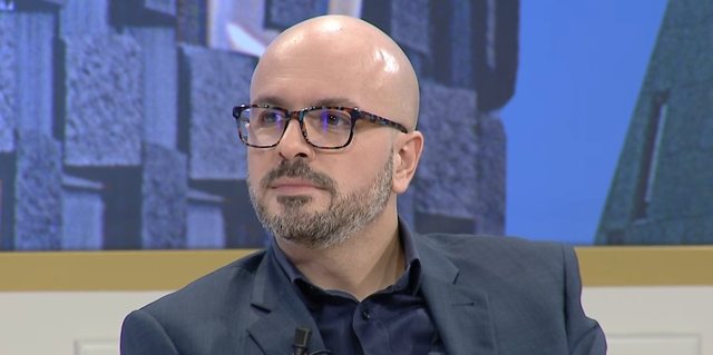 Ku vogëlush në foto është një ndër artistët më të dashur për publikun shqiptar, ja për kë bëhet fjalë! 1 1 32