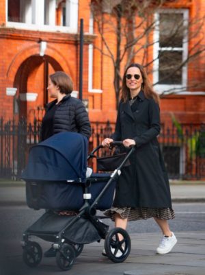Vetëm një javë pas lindjes, Pippa Middleton fotografohet për herë të parë me vajzën në publik 1 1 42
