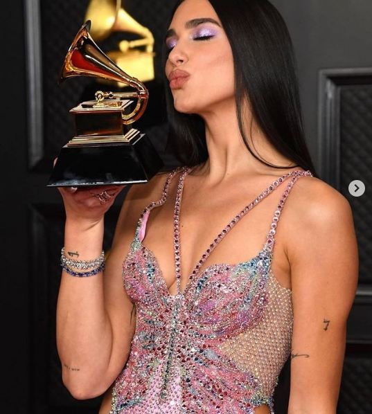 Shihni sa kristale dhe orë punë janë dashur për të realizuar fustanin e Dua Lipës në “Grammy 2021” 2 2 12