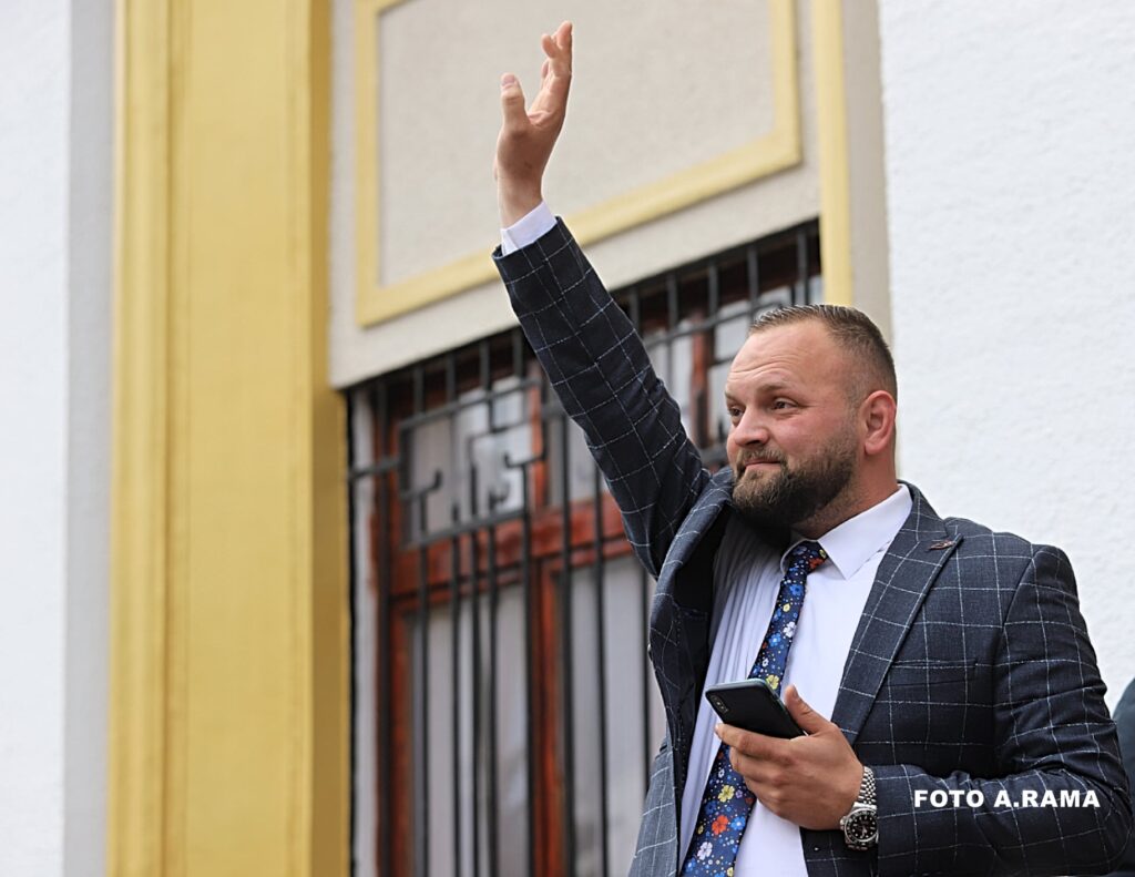 Deputetët bëjnë selfie me njëri-tjetrin jashtë Kuvendit, disa prej tyre shijiojnë ditët e fundit 2 3 3