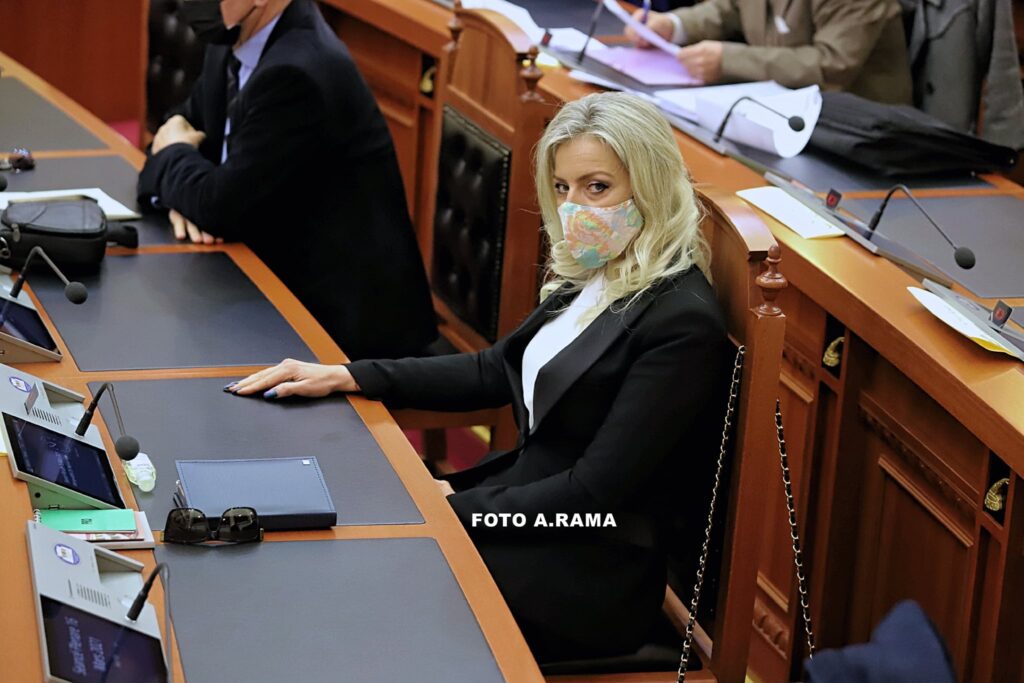 Deputetët bëjnë selfie me njëri-tjetrin jashtë Kuvendit, disa prej tyre shijiojnë ditët e fundit 3 4 1