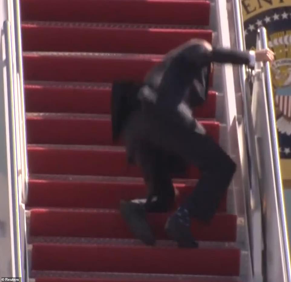 40684966 9381191 President Joe Biden 78 falls up the steps of Air Force One on Fr a 87 1616169953234
