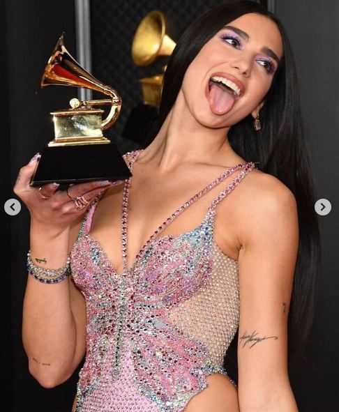 Shihni sa kristale dhe orë punë janë dashur për të realizuar fustanin e Dua Lipës në “Grammy 2021” 4 5 2