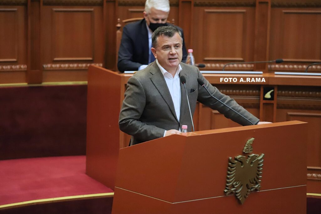 Deputetët bëjnë selfie me njëri-tjetrin jashtë Kuvendit, disa prej tyre shijiojnë ditët e fundit 5 6 1