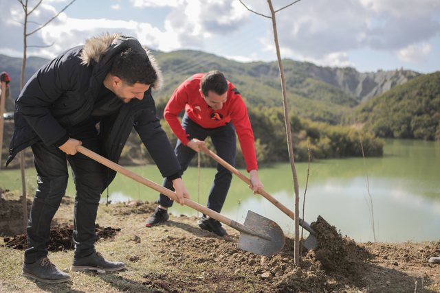 Ermal Mamaqi u gjobit nga Komiteti Teknik i Ekspertëve, “ndëshkohet” me punë në komunitet, aktori merr vendimin e menjëhershëm 1 640 0 6055f10910d91