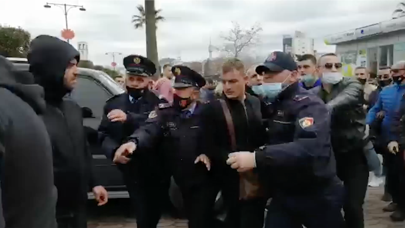 “Incidente mes militantëve partiakë” ja çfarë shkruan Zëri i Amerikës pas përplasjes fizike në Elbasan 800 0 400bbf4109f68505adf6aea89e40be4d