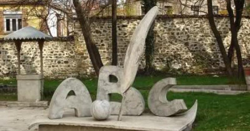 Politikani i njohur shqiptar bën urimin e pazakontë për festën e mësuesve 800 0 6044d2e3c3803